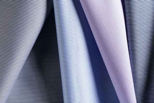 Nahaufnahme eines blau-weiß gestreiften Baumwollstoffs.