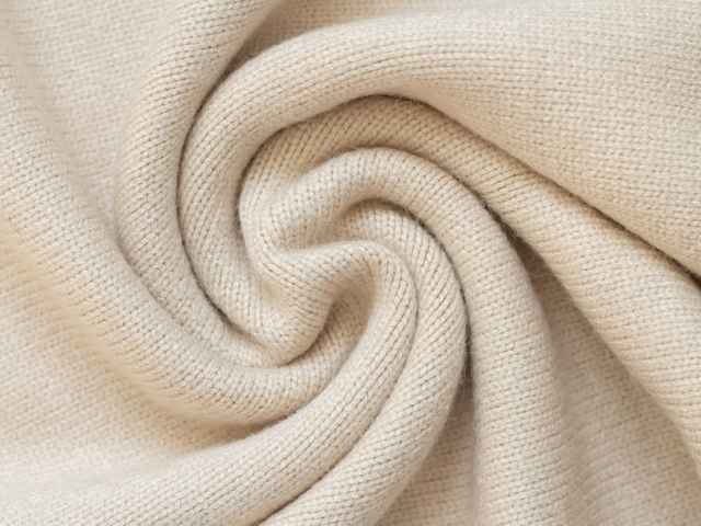 Nahaufnahme von einem weißen Cashmere Pullover