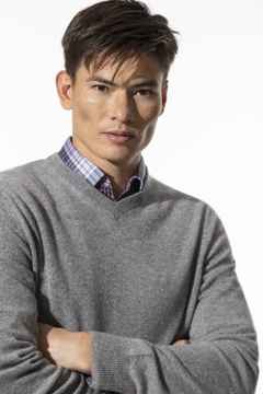 Ein Mann trägt einen grauen Pullover mit Cashmere.