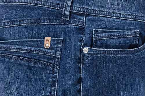 Eine Aufnahme einer liegenden Denim-Jeans