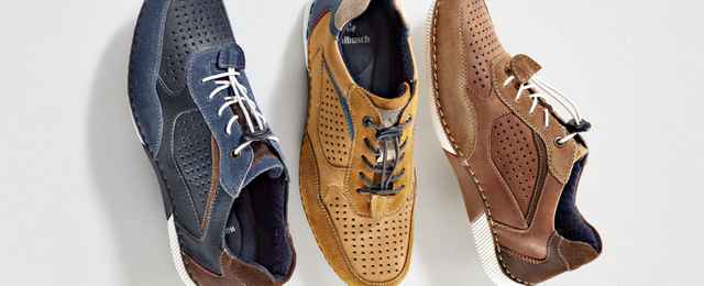 Drei Paar Turnschuhe in Blau, Braun und Cognac, mit Schnürsenkeln und perforiertem Design auf weißem Hintergrund.